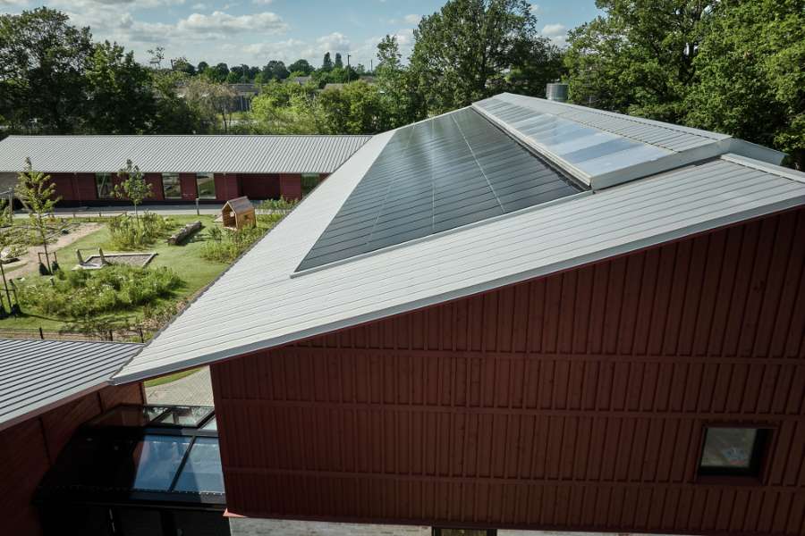 Dänemarks erster CO₂-neutraler Kindergarten, mit Stahlprofilen verkleidet, Børnehuset Grønnegården, Transformervej 3, 2860 Søborg